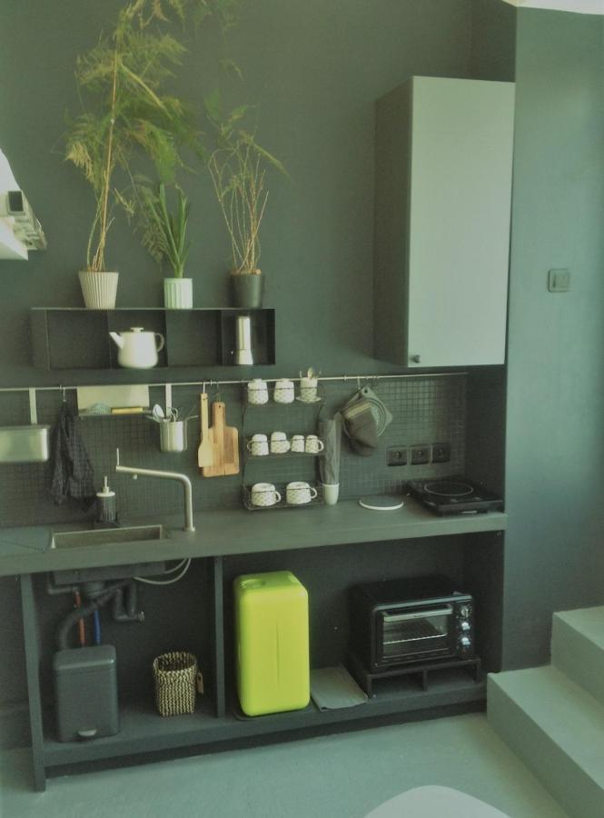 Small Arty Menilmontant Apartment Paris